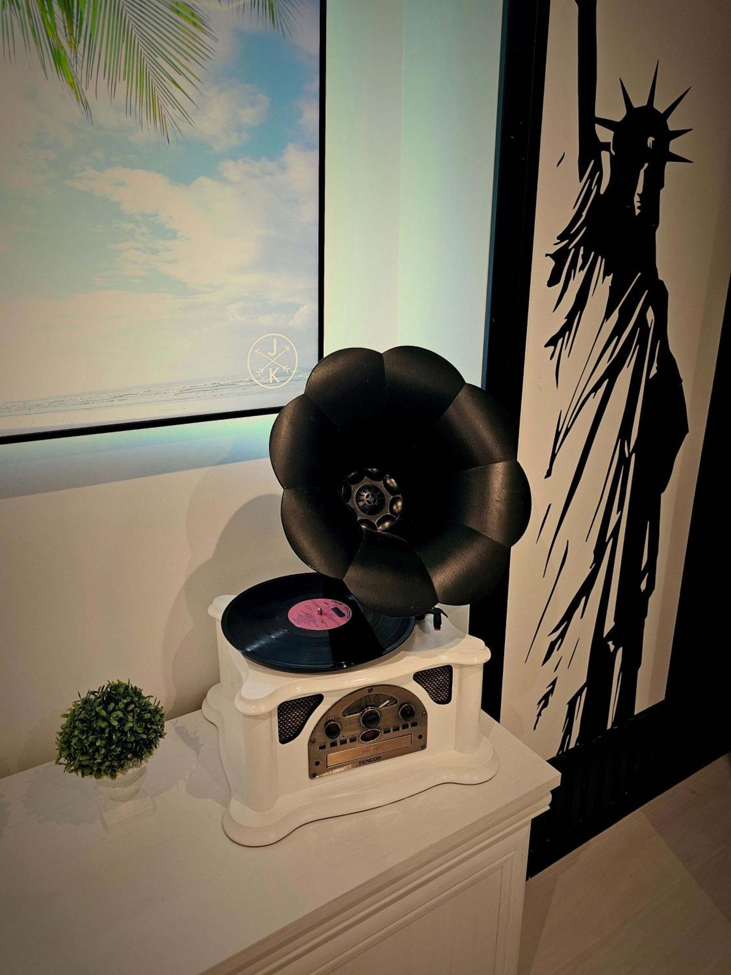 The Oasis - Retro Modern Vogue * Riika