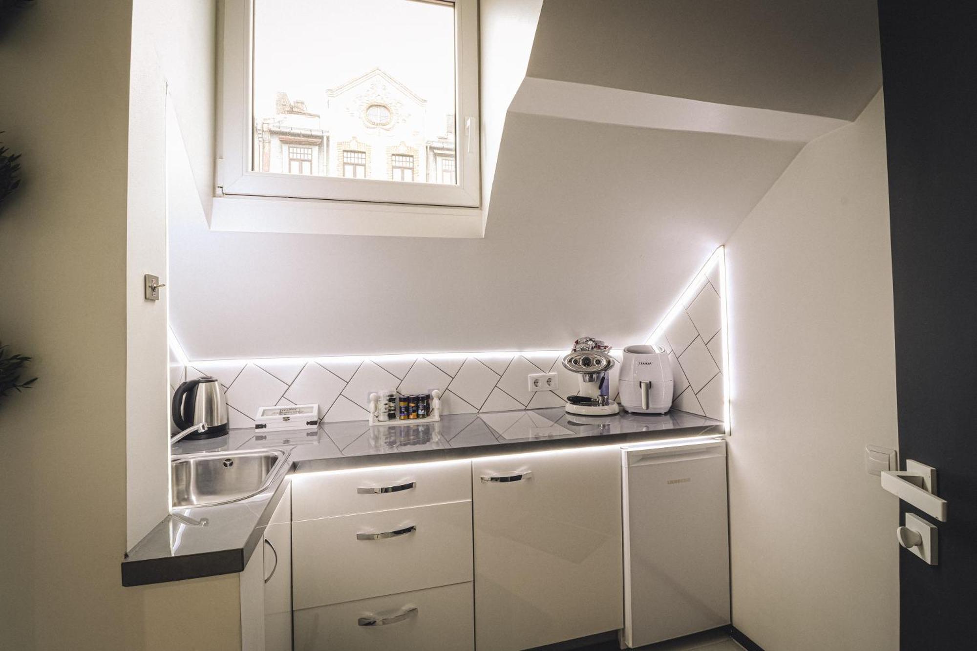 The Oasis - Retro Modern Vogue Apartment *