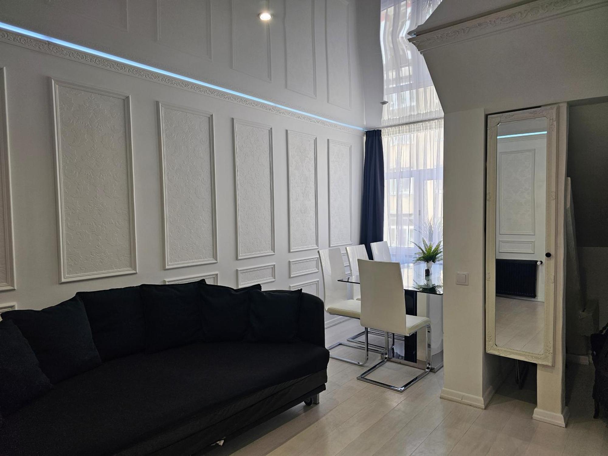 The Oasis - Retro Modern Vogue Apartment *